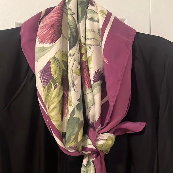 Gucci Womens Square 100% Silk Scarf 32 inches - Picture 16 of 16